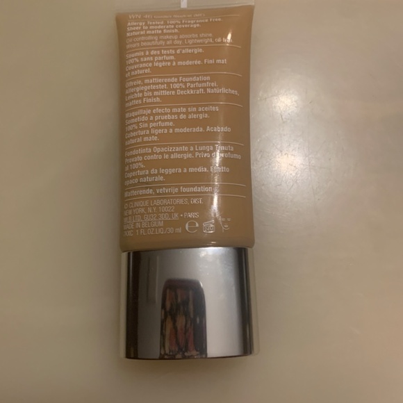 Clinique oil free stay matte foundation - Picture 2 of 7